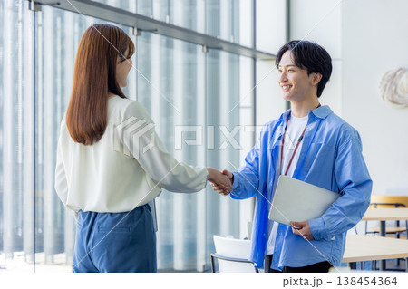 握手をする男女 138454364