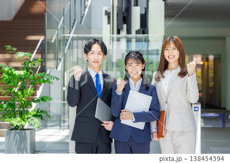 男女のビジネスパーソン 男女のビジネスパーソン 138454394