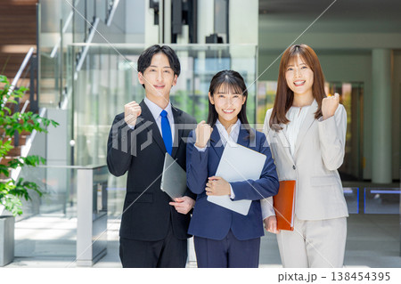 男女のビジネスパーソン 男女のビジネスパーソン 138454395