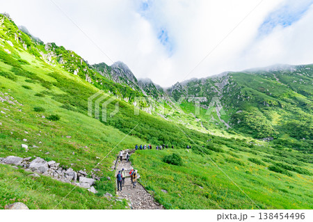 千畳敷カールの登山道と絶景 千畳敷カールの登山道と絶景 138454496