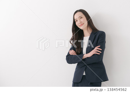 腕組みするスーツの女性 138454562