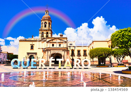 ケレタロ歴史地区の美しい街並み ケレタロ歴史地区の美しい街並み 138454569