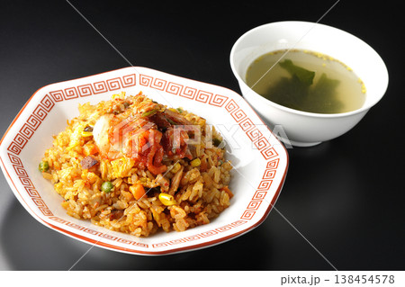 ピリ辛キムチ炒飯と中華スープのセット ピリ辛キムチ炒飯と中華スープのセット 138454578