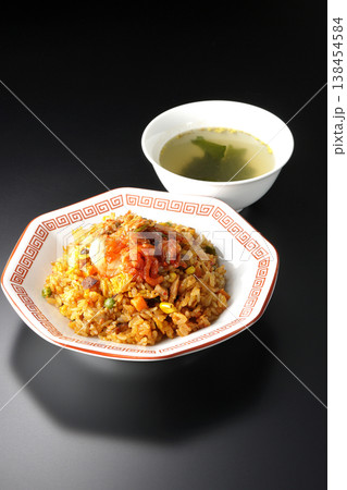 ピリ辛キムチ炒飯と中華スープのセット ピリ辛キムチ炒飯と中華スープのセット 138454584