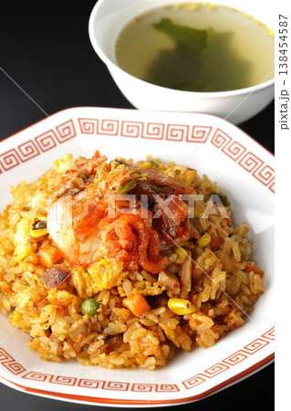 ピリ辛キムチ炒飯と中華スープのセット ピリ辛キムチ炒飯と中華スープのセット 138454587