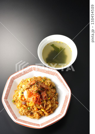 ピリ辛キムチ炒飯と中華スープのセット ピリ辛キムチ炒飯と中華スープのセット 138454589