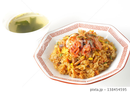 ピリ辛キムチ炒飯と中華スープのセット 138454595