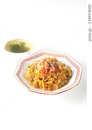 ピリ辛キムチ炒飯と中華スープのセット 138454600