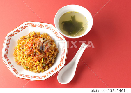 ピリ辛キムチ炒飯と中華スープのセット ピリ辛キムチ炒飯と中華スープのセット 138454614
