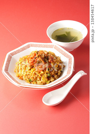 ピリ辛キムチ炒飯と中華スープのセット ピリ辛キムチ炒飯と中華スープのセット 138454617