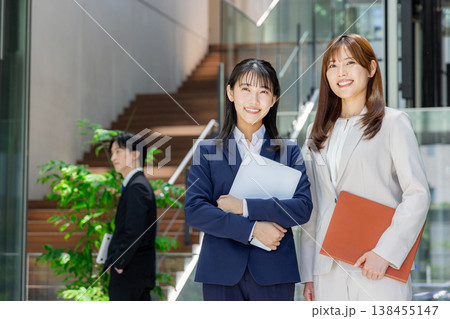 笑顔のスーツを着た若い男女 138455147
