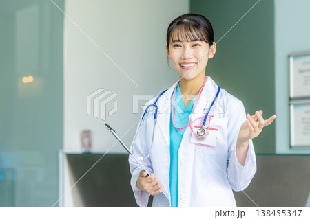 笑顔の若い女性医師 笑顔の若い女性医師 138455347