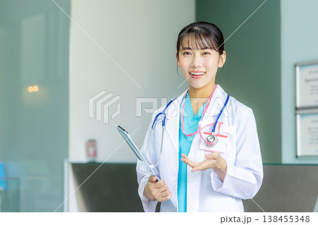 笑顔の若い女性医師 笑顔の若い女性医師 138455348