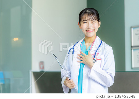 笑顔の若い女性医師 笑顔の若い女性医師 138455349