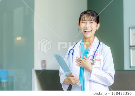 笑顔の若い女性医師 笑顔の若い女性医師 138455350