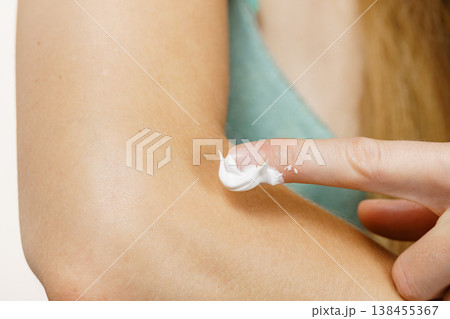 Woman apply moisturizer cream on her body 138455367