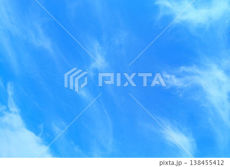 晴天の青空と薄く広がる白い雲の背景素材 晴天の青空と薄く広がる白い雲の背景素材 138455412