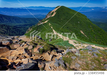 八ヶ岳連峰・東天狗岳から見る西天狗岳と中央アルプス 八ヶ岳連峰・東天狗岳から見る西天狗岳と中央アルプス 138455498