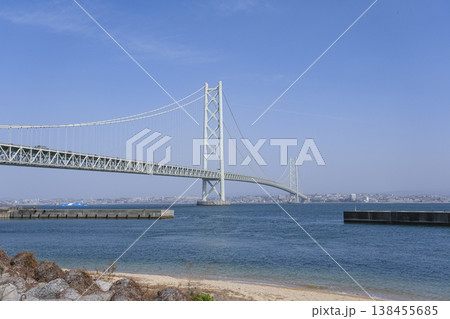 淡路島北端から眺める明石海峡大橋 淡路島北端から眺める明石海峡大橋 138455685