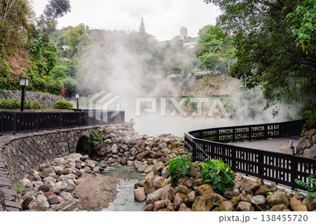 台湾・新北投温泉の地熱谷に立ちのぼる湯けむりの風景 138455720
