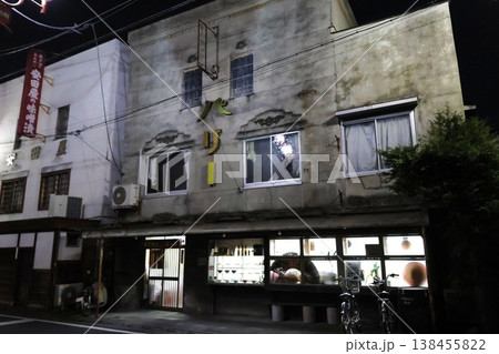 夜の番場通り商店街の「パリ―食堂」（埼玉県秩父市番場町） 138455822