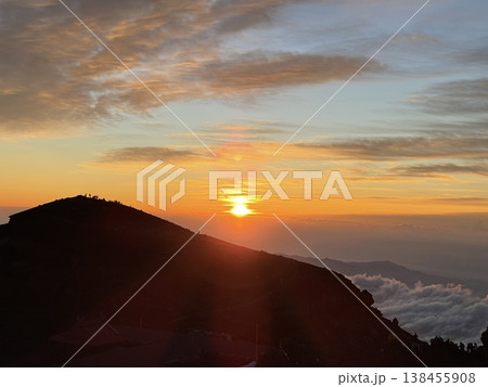 富士山頂からのご来光・山のシルエット 138455908