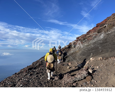 富士山を登る山伏の後ろ姿・現代に続く山岳信仰 138455912