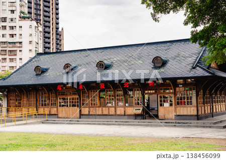 新北投車站の復元駅舎とレトロな木造建築の風景 138456099