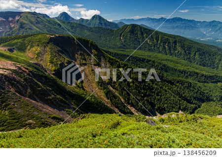 八ヶ岳連峰・西天狗岳から見る硫黄岳・赤岳・阿弥陀岳と南アルプスの山並み 八ヶ岳連峰・西天狗岳から見る硫黄岳・赤岳・阿弥陀岳と南アルプスの山並み 138456209