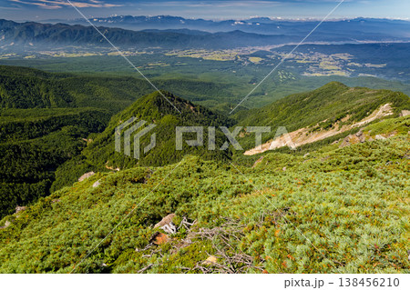 八ヶ岳連峰・西天狗岳から見る中央アルプス・御嶽と乗鞍岳 八ヶ岳連峰・西天狗岳から見る中央アルプス・御嶽と乗鞍岳 138456210