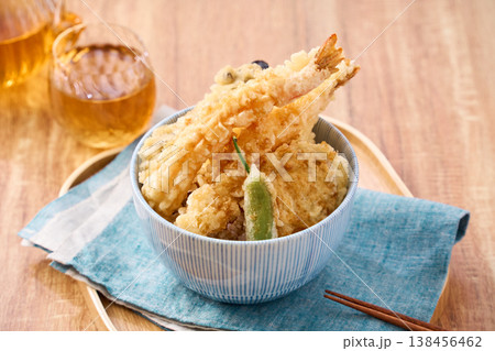 天丼 海老と野菜の天ぷらをのせた丼ご飯 138456462