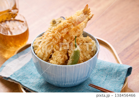天丼 海老と野菜の天ぷらをのせた丼ご飯 天丼 海老と野菜の天ぷらをのせた丼ご飯 138456466
