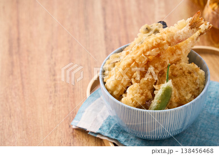 天丼 海老と野菜の天ぷらをのせた丼ご飯 天丼 海老と野菜の天ぷらをのせた丼ご飯 138456468
