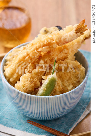 天丼 海老と野菜の天ぷらをのせた丼ご飯 天丼 海老と野菜の天ぷらをのせた丼ご飯 138456473