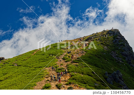 西天狗岳との鞍部から見る雲湧く八ヶ岳連峰・東天狗岳 138456770