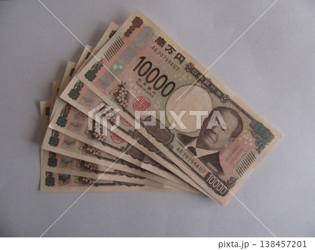 斜めに置いた一万円札 斜めに置いた一万円札 138457201