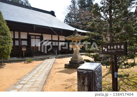 日本の岐阜県　高山市の古い町並　東山遊歩道にあるレトロな寺院　木造の奥深い日本建築と案内看板 138457404