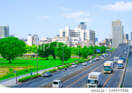 【大阪府】6月・街並みと阪神高速道路 138457486