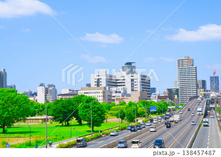 【大阪府】6月・街並みと阪神高速道路 138457487