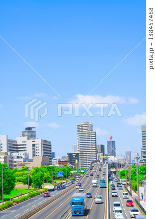 【大阪府】6月・街並みと阪神高速道路 138457488