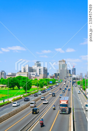 【大阪府】6月・街並みと阪神高速道路 138457489