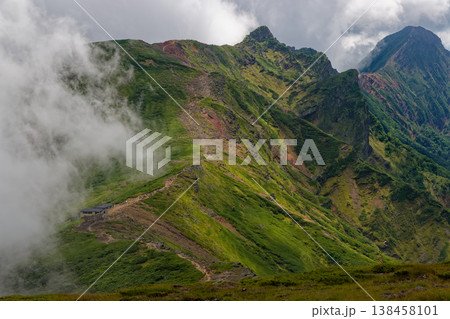 八ヶ岳連峰・硫黄岳から見る雲湧く横岳・赤岳の写真素材 [138458101] - PIXTA