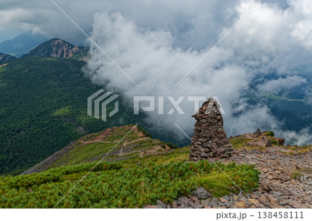 八ヶ岳連峰・硫黄岳から見る雲湧く北方の山並み 138458111