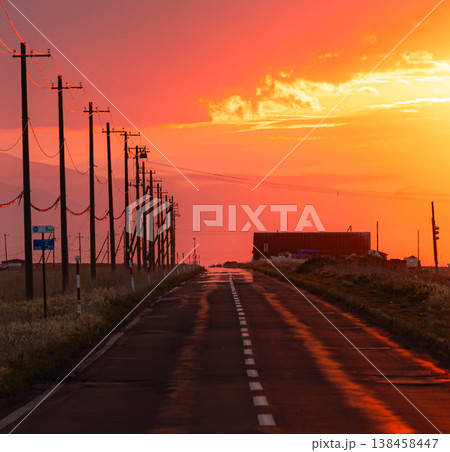 太陽が沈む夕暮れの北海道野付半島野付風蓮公園線の切ない風景 138458447