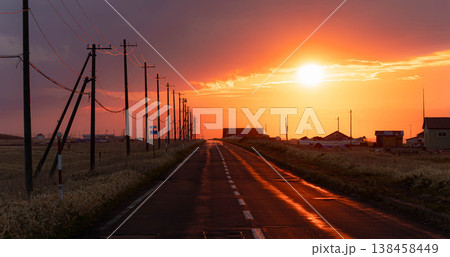 太陽が沈む夕暮れの北海道野付半島野付風蓮公園線の切ない風景 138458449