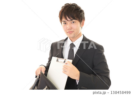 微笑むビジネスマン 微笑むビジネスマン 138458499