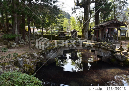 日本の岐阜県の高山市 東山遊歩道にあるレトロな寺院 日本建築の建造物と池に景色が映る水鏡 日本の岐阜県の高山市 東山遊歩道にあるレトロな寺院 日本建築の建造物と池に景色が映る水鏡 138459048