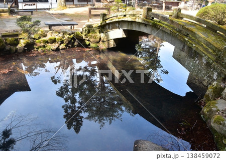 日本の岐阜県の高山市 東山遊歩道にあるレトロな寺院 日本建築の建造物と池に景色が映る水鏡 日本の岐阜県の高山市 東山遊歩道にあるレトロな寺院 日本建築の建造物と池に景色が映る水鏡 138459072