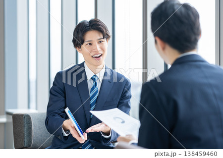 取引先に営業する若いビジネスマン　撮影協力：学校法人電波学園　東京電子専門学校 138459460