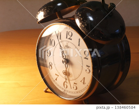 レトロな目覚まし時計 138460584